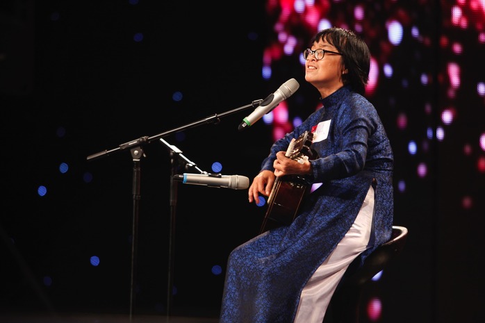 Thí sinh 55 tuổi Dương Thị Huỳnh Mai biểu diễn đầy trẻ trung