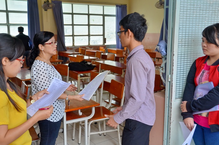 Thí sinh vào phòng làm thủ tục dự thi tại điểm thi Trường THPT Lương Thế Vinh của Trường ĐH Y Dược TP HCM. Ảnh: T. Thạnh