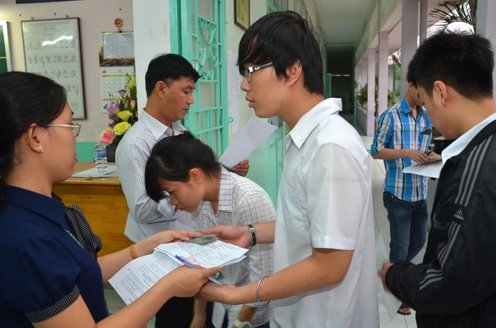 Thí sinh làm thủ tục vào phòng thi tại Trường THPT Nguyễn Thái Học, điểm thi Trường ĐH Y Dược TP HCM