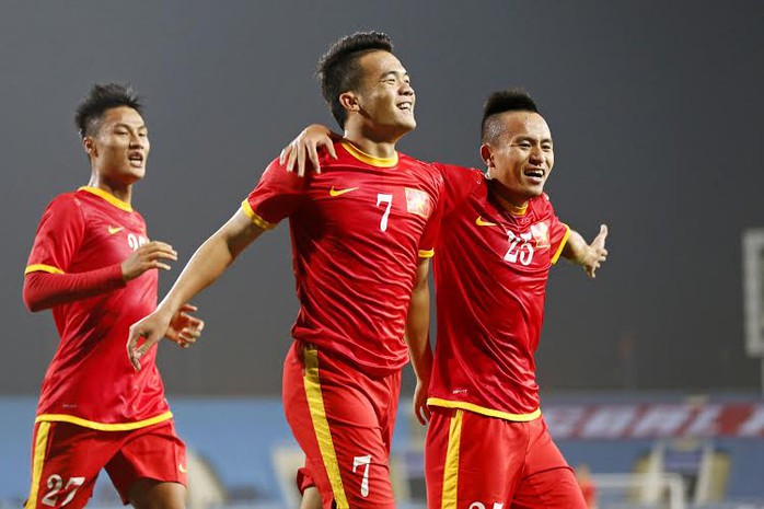Hoàng Thịn (7) ăn mừng bàn thắng trong trận thắng Malaysia 3-1 hôm 16-11