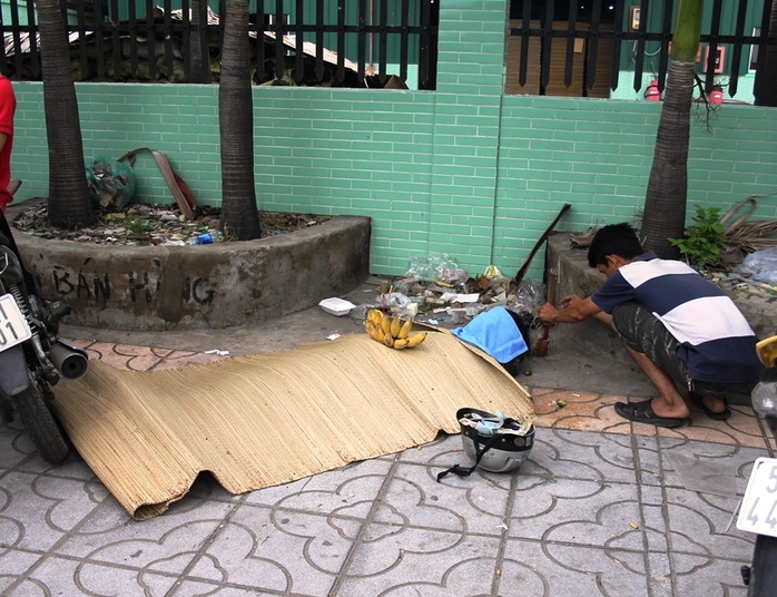 Vừa đậu xe trên vỉa hè người đàn ông ngã nhào xuống đường tử vong.