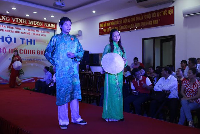 Thí sinh trong phần thi thời trang tại Hội thi Cán bộ nữ công giỏi do Công đoàn Tổng Công ty Thương mại Sài Gòn tổ chức