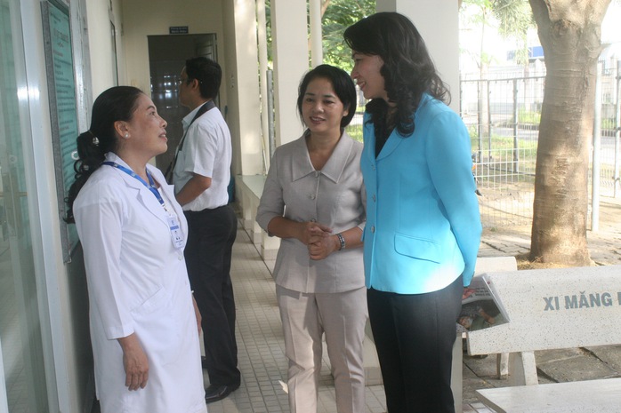 Bà Nguyễn Thị Thu (bìa phải), Chủ tich LĐLĐ TP và bà Trần Kim Yến, Phó ban Dân vận Thành ủy, thăm hỏi bác sĩ Trạm Y tế KCN Hiệp Phước   ẢNH: VĨNH TÙNG