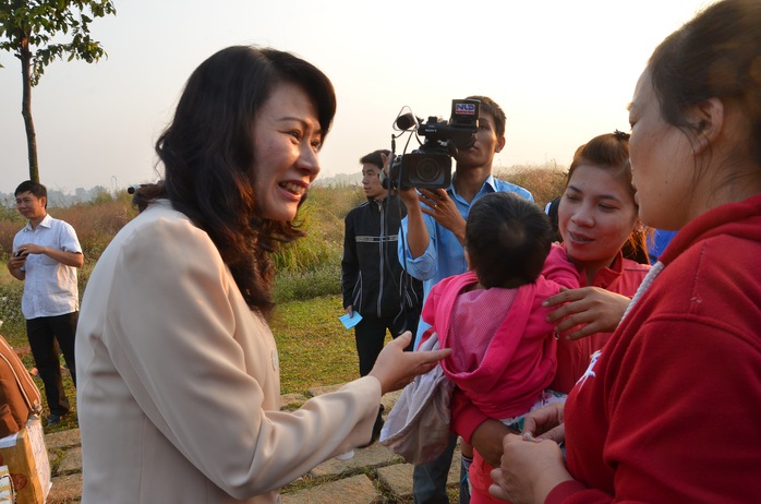 Bà Nguyễn Thị Thu, Thành ủy viên, Chủ tịch LĐLĐ TP HCM, thăm hỏi công nhân khó khăn về quê ăn Tết   ẢNH: TẤN THẠNH