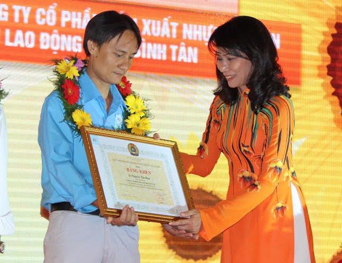 Bà Nguyễn Thị Thu, Chủ tịch LĐLĐ TP, trao bằng khen cho gương CNVC-LĐ tiêu biểu