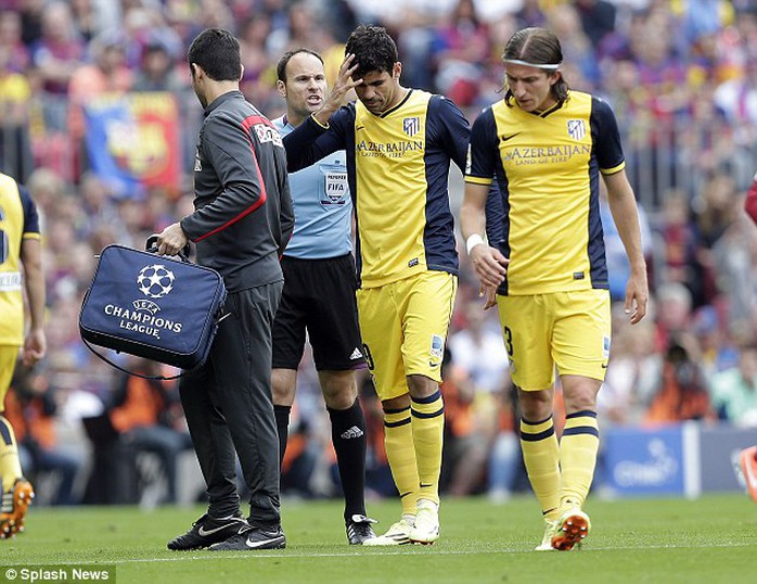 Costa tập tễnh rời sân trong trận hòa Barcelona 1-1
