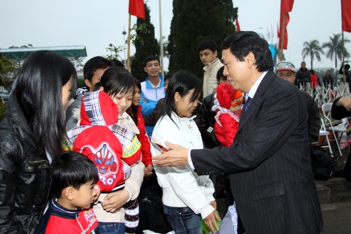 
	Ông Trần Văn Thực, Chủ tịch LĐLĐ TP Hà Nội, thăm và tặng quà cho công nhân nghèo
