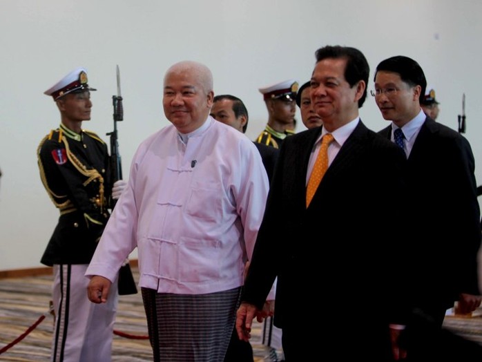 Đại diện Chính phủ Myanmar đón Thủ tướng Nguyễn Tấn Dũng tại sân bay