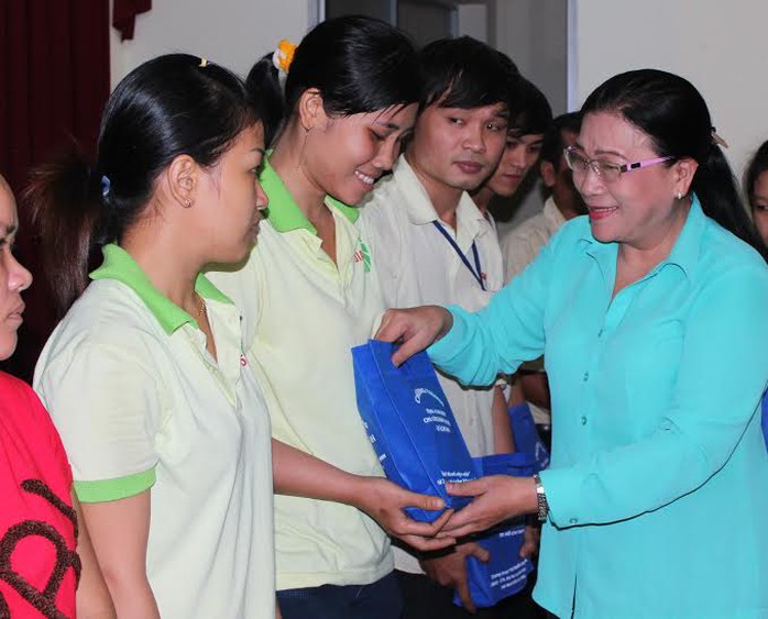 Bà Nguyễn Thị Bích Thủy, Phó chủ tịch LĐLD TP HCM, tặng radio cho công nhân khó khăn    ảnh: THANH NGA