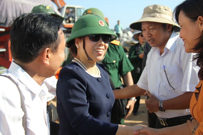 Bà Nguyễn Thị Kim Tiến (áo xanh đeo kính), Bộ trưởng Bộ Y tế thăm hỏi lãnh đạo UBND huyện Lý Sơn