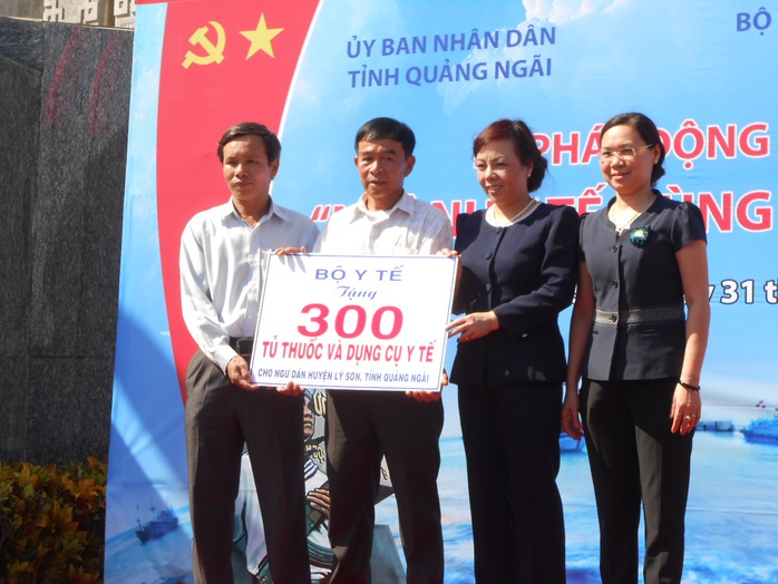 Bà Nguyễn Thị Kim Tiến (thứ hai bên phải), Bộ trưởng Bộ Y tế, trao thiết bị cho lãnh đạo huyện và đại diện ngư dân của đảo.