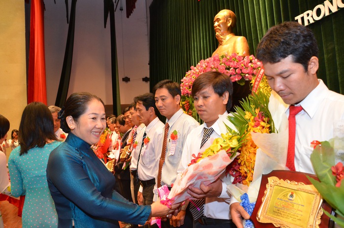 Bà Võ Thị Dung, Chủ tịch UBMTTQ Việt Nam TP HCM, tặng hoa cho các điển hình tiên tiến trong phong trào thi đua lao động giỏi - lao động sáng tại tạI TP HCM
ẢNH: TẤN THẠNH