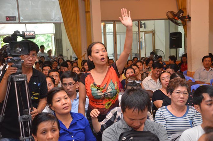 Hàng trăm tiểu thương chợ Tân Bình có mặt tại buổi họp sáng 25-9. Ảnh: TẤN THẠNH