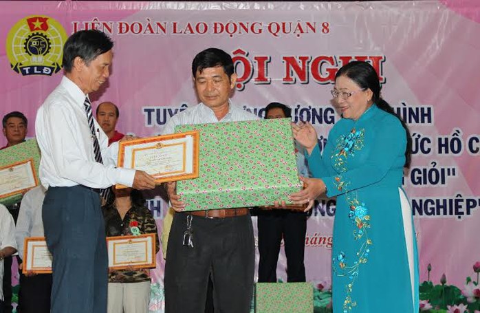 Bà Nguyễn Thị Bích Thủy, Phó Chủ tịch LĐLĐ TP và lãnh đạo Quận ủy quận 8 (trái) khen thưởng cho chủ doanh nghiệp.