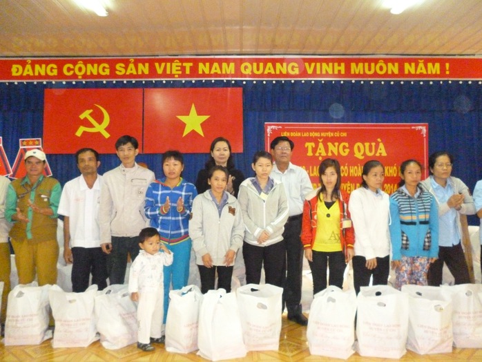 Lãnh đạo Huyện ủy và ĐLĐ huyện Củ Chi, TP HCM tặng quà Tết cho công nhân khó khăn vào sáng 16-1