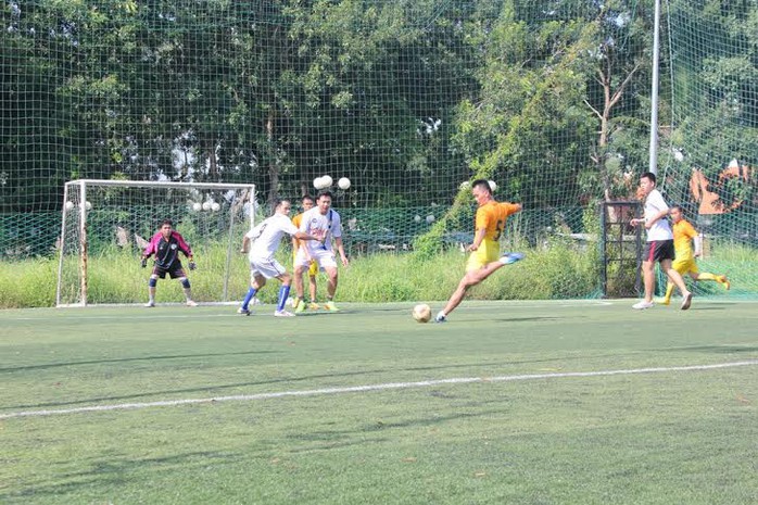 Đội bóng đá Báo Người Lao Động và Công ty Việt Nam Samho trong trận chung kết
ẢNH: PHAN ANH