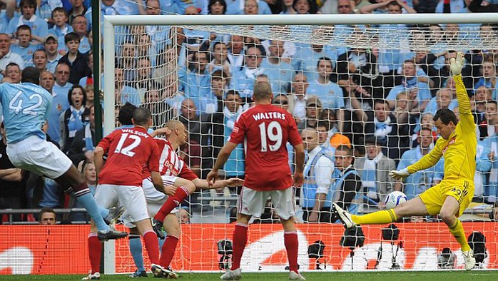 Toure (42) ghi bàn trong trận chung kết FA Cup 2011