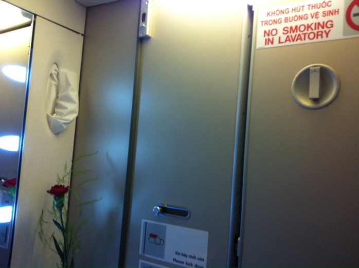 Mặc dù có biển cấm hút thuốc trong toilet trên máy bay Vietnam Airlines song hành khách vẫn vi phạm. Ảnh: Tô Hà