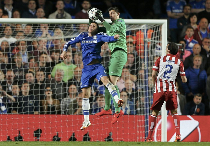 Courtois trong một pha cứu thua cho Atletico Madrid