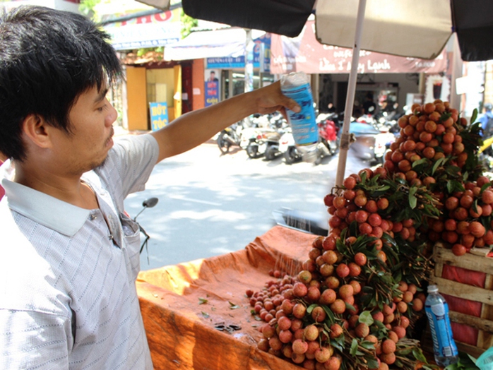 Giá vải ở TP HCM dù đã giảm so với trước nhưng vẫn cao hơn nhiều so với ở phía Bắc. Ảnh: Lê Phong. Giá vải ở TP HCM dù đã giảm so với trước nhưng vẫn cao hơn nhiều so với ở phía Bắc. Ảnh: Lê Phong.