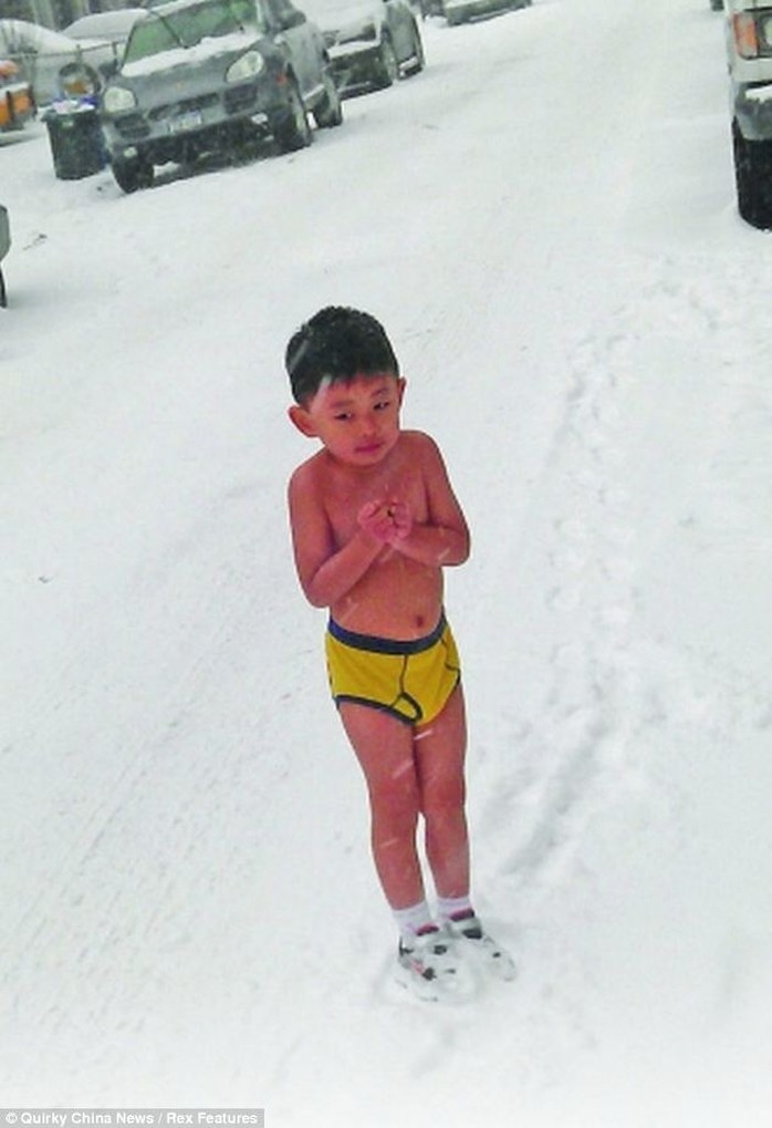 4 tháng tuổi, Đa Đa mình trần co ro trong trời tuyết New York. Ảnh: Rex Features