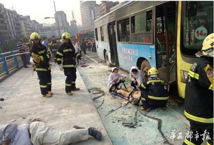 Các y tá và lính cứu hỏa cứu chữa nạn nhân vụ nổ xe buýt. Ảnh: Western China Metropolis Daily