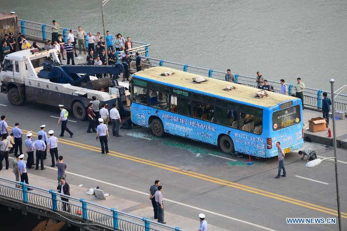 Xe buýt phát nổ khi đang qua cầu. Ảnh: Tân Hoa Xã