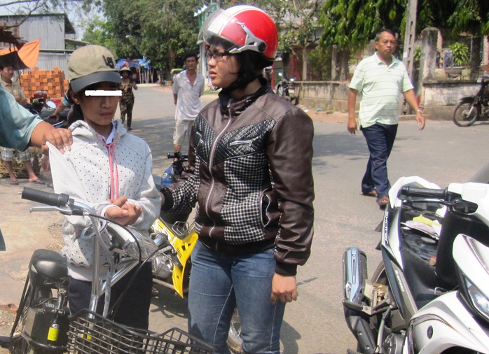 Trang (bìa trái) bị nữ hiệp sĩ Nguyễn Hồng Xuân Trường chặn lại cùng với chiếc xe đạp điện vừa trộm