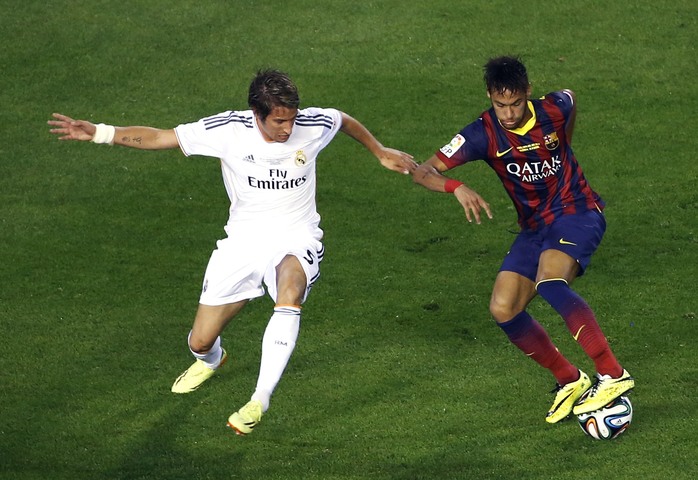 Neymar trong một pha tranh bon1gvoi17 Coentrao