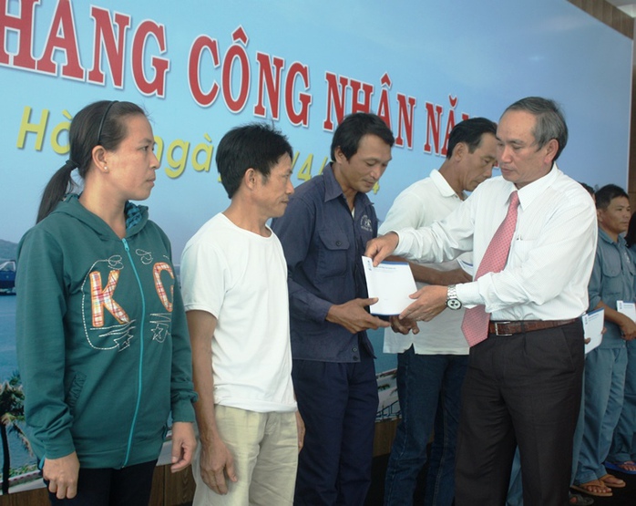 Ông Nguyễn Hòa, Chủ tịch LĐLĐ tỉnh Khánh Hòa, tặng quà cho công nhân có hoàn cảnh khó khăn tại lễ phát động Tháng Công nhân năm 2014