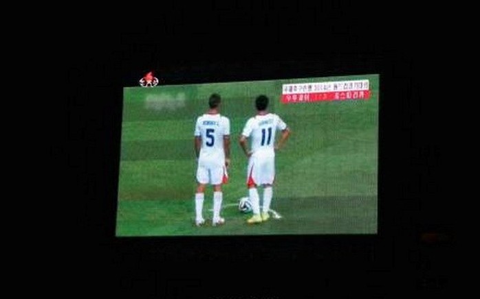 Một tình huống trong trận Costa Rica thắng Uruguay 3-1 