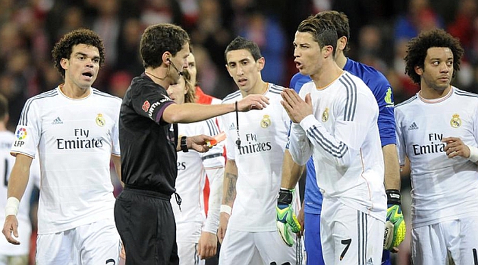 Ronaldo tranh c&atilde;i với trọng t&agrave;i Ayza Gamez