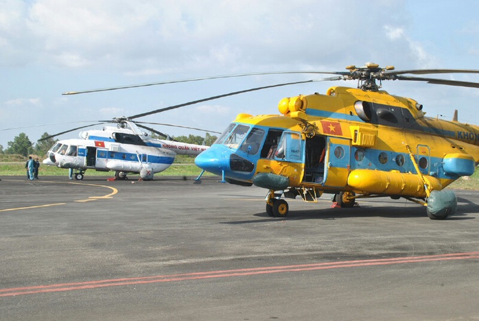 Hai chiếc trực thăng trước giờ xuất phát sáng 11-3 tại sân bay Cà Mau