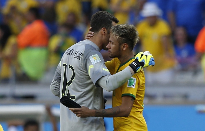 Buộc phải lôi nhau vào giải quyết trên chấm 11 mét, Neymar và thủ thành Julio Cesar có những giây phút động viên nhau