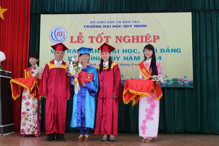 Trường ĐH Quy Nhơn trao bằng tốt nghiệp cho sinh viên khoa 33. 