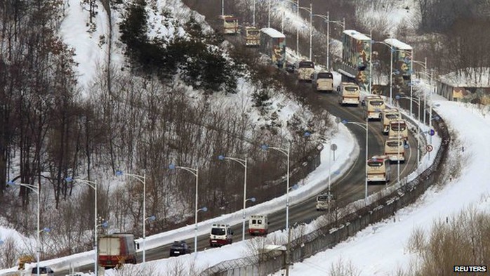 Đoàn xe chở người Hàn Quốc đến Triều Tiên. Ảnh: Reuters