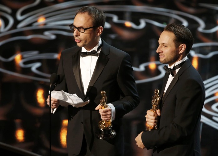 Laurent Witz (trái) và Alexandre Espigares lên nhận giải Phim hoạt hình ngắn xuất sắc nhất