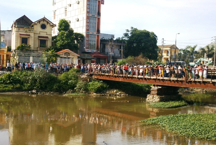 Hàng trăm người dân vây kín khúc sông xem thi thể trôi sông