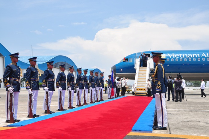 12 giờ 30 phút chiều nay (giờ địa phương), chuyên cơ chở Thủ tướng Chính phủ Nguyễn Tấn Dũng và đoàn đại biểu cấp cao hạ cánh xuống sân bay quân sự Villamor (Thủ đô Manila, Philippines)