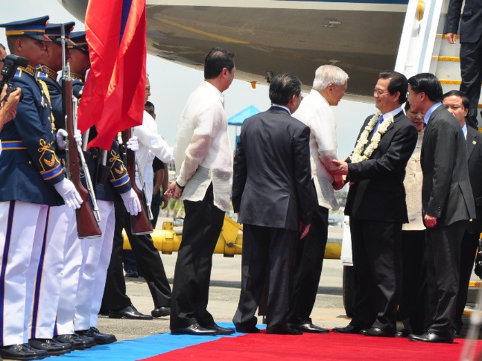 Ra đón Thủ tướng Nguyễn Tấn Dũng và đoàn tại chân cầu thang máy bay có Bộ trưởng Ngoại giao Philippines Albert F. Del Rosario, Đại sứ Philippines tại Việt Nam Jerril G. Santos, Chỉ huy Không quân Philippines, Thiếu tướng Jefrey F.Delgado...