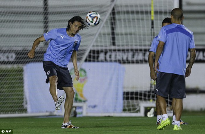 Các cầu thủ Uruguay chuẩn bị cho trận gặp Colombia mà không có Suarez