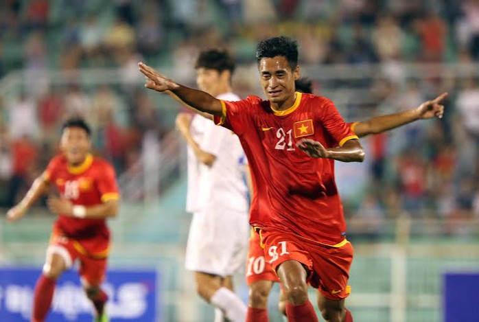 Vũ Minh Tuấn ghi b&agrave;n v&agrave; chuyền cho Văn Quyết lập c&ocirc;ng