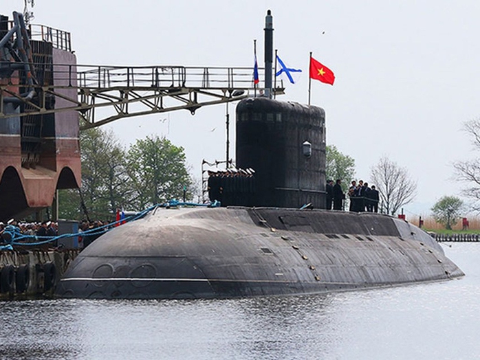 Tàu ngầm Hà Nội QH-182 tại Nhà máy đóng tàu Admiralty trước khi về Việt Nam tháng 12-2013