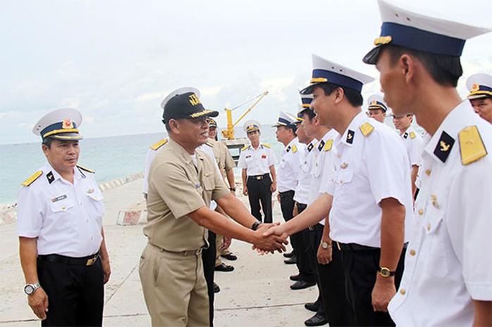 Hải quân Việt Nam chào đón đoàn Philippines đến đảo Song Tử Tây giao lưu. Ảnh:Reuters
