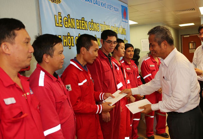 Chủ tịch Tổng LĐLĐ Việt Nam Đặng Ngọc Tùng tặng quà cho công nhân Tập đoàn Dầu khí Quốc gia Việt Nam