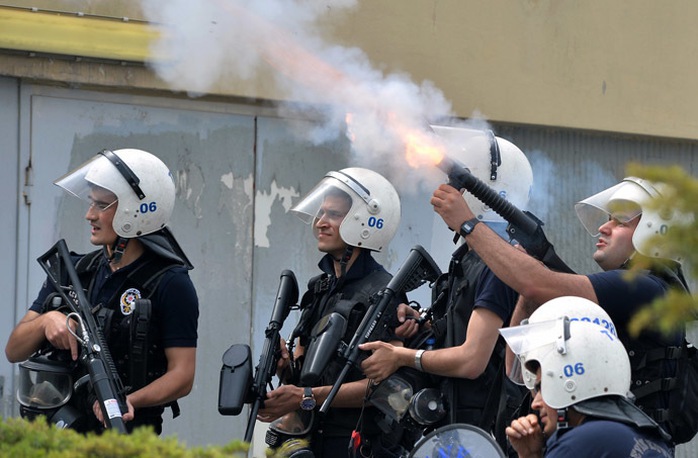 Cảnh sát xịt hơi cay trấn áp người biểu tình. Ảnh: Reuters