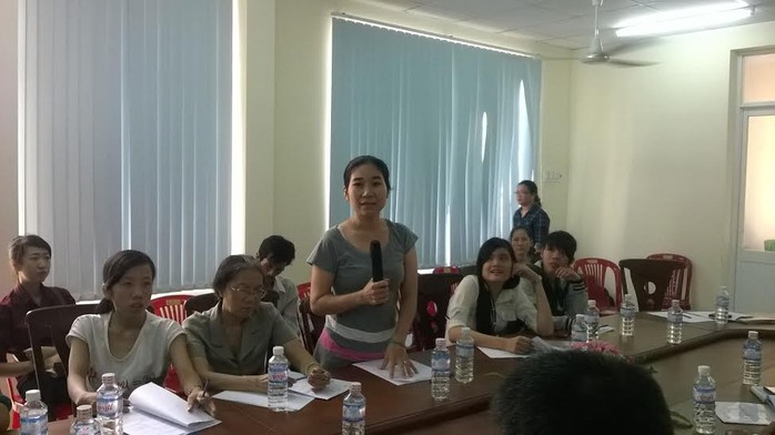 Người lao động trình bày thắc mắc với UBND phường 14, quận Gò Vấp