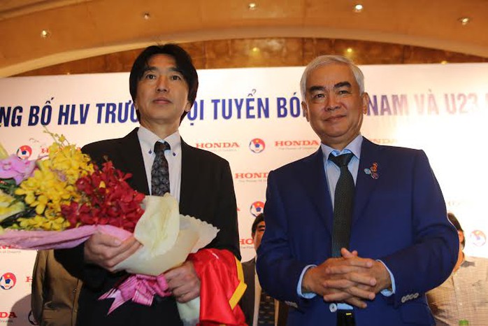 Tân HLV Toshiya Miura và Chủ tịch VFF Lê Hùng Dũng