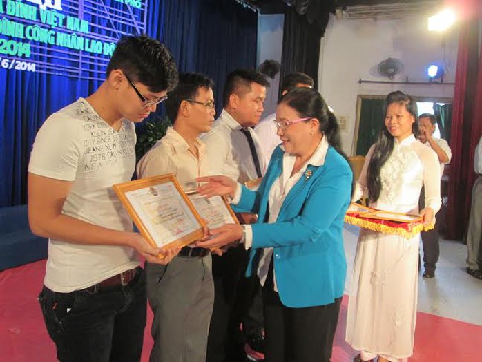 Bà Nguyễn Thị Bích Thủy, Phó chủ tịch LĐLĐ TP, tặng giấy khen cho các gia đình công nhân các KCX-KCN