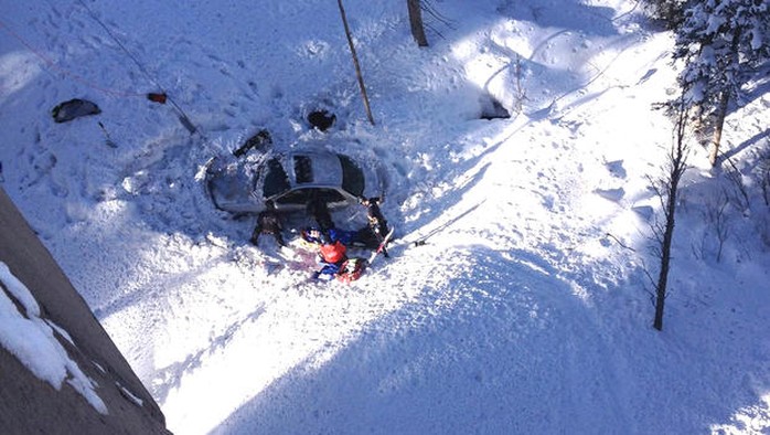 Chiếc xe rơi trúng tấm nệm tuyết dài 2,5 m. Ảnh: Facebook